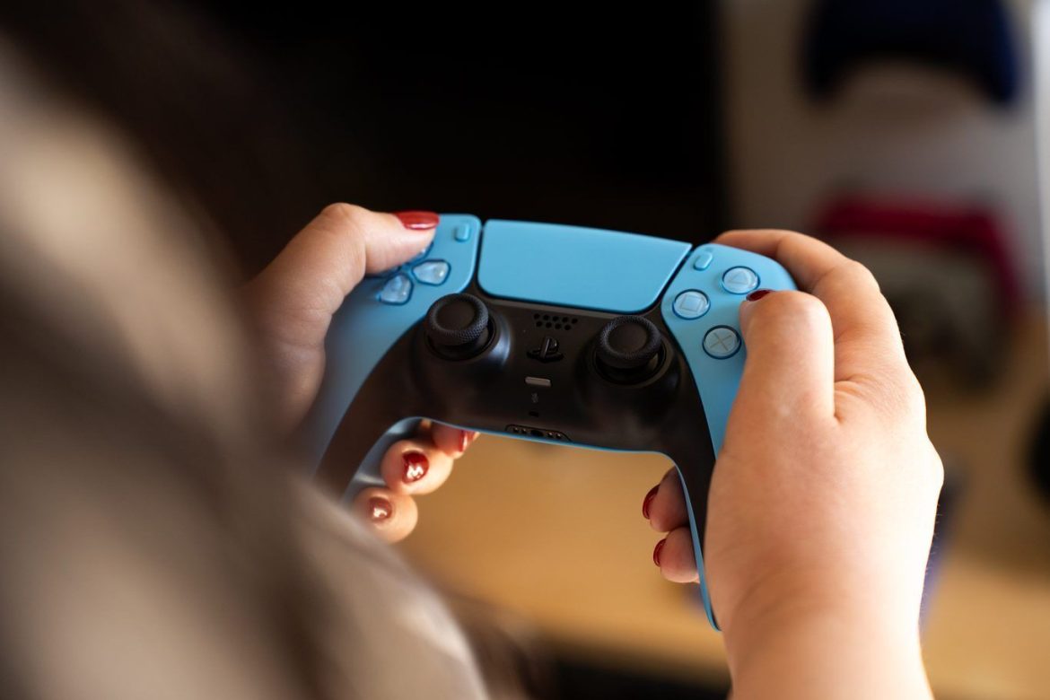 Sony DualSense хянагч олон төхөөрөмжийг дэмжих шинэ функц туршиж эхэллээ