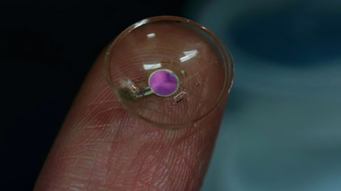 Дэлхийн анхны утасгүй OLED контакт линз бүтээв