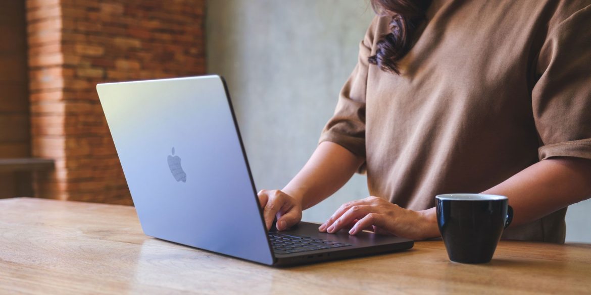 Apple мэдрэгчтэй OLED дэлгэц, Динамик арал бүхий шинэ MacBook Pro-г бэлтгэж байна Apple мэдрэгчтэй OLED дэлгэц, Динамик арал бүхий шинэ MacBook Pro-г бэлтгэж байна