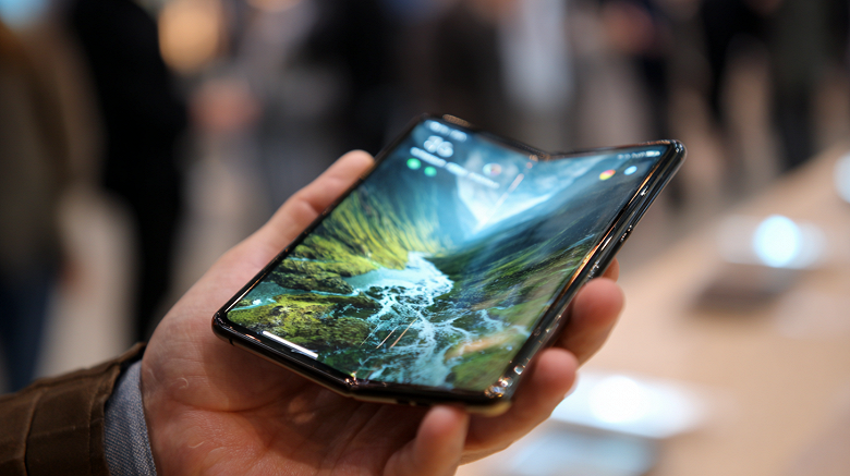 Эвхэгддэг анхны iPhone — Apple үнийг бууруулах шинэ арга олжээ Эвхэгддэг анхны iPhone — Apple үнийг бууруулах шинэ арга олжээ