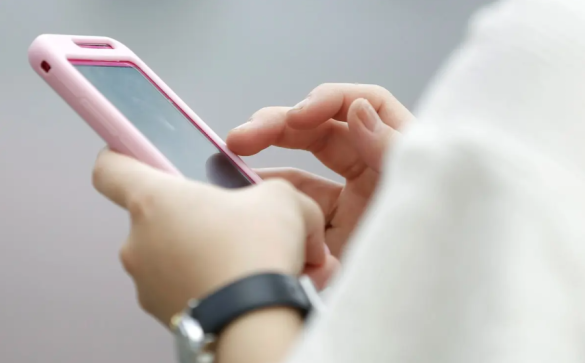 Сингапур дунд сургуулиудад гар утас, ухаалаг цагийг бүрэн хориглоно