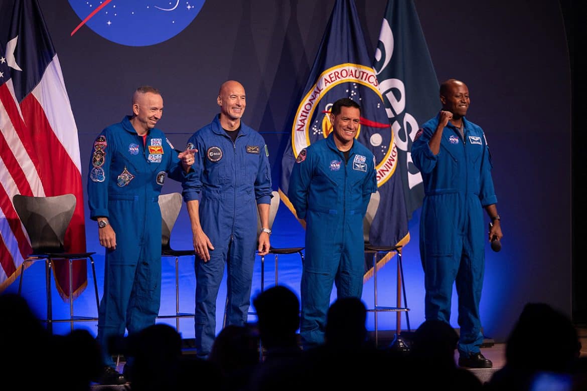 NASA зөвхөн эрэгтэй сансрын нисэгчдээс бүрдсэн Artemis III багийн шийдвэрээ хамгаалав