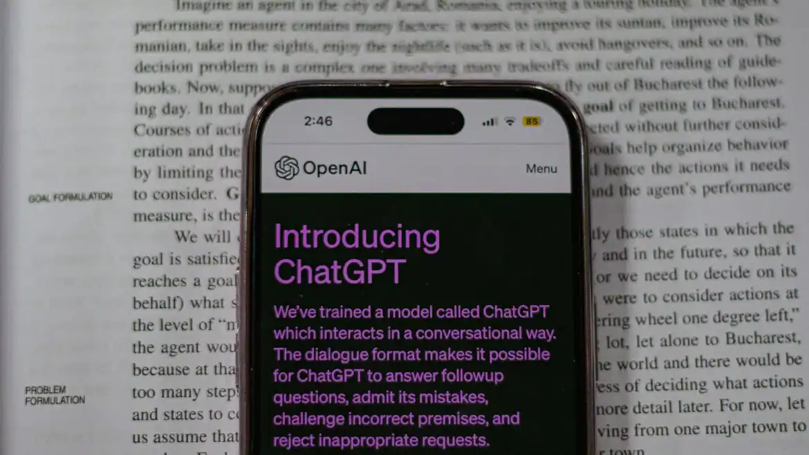 ChatGPT алдарт зохиолчдын хэв маягийг яг дуурайхаас татгалзаж эхэлжээ