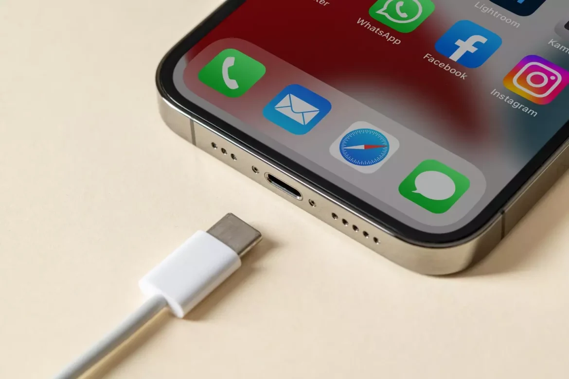 Шөнөжин утсаа орондоо цэнэглэх нь яагаад аюултай вэ: Apple анхаарууллаа