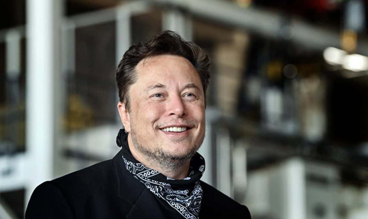 Илон Маск SpaceX-ийн смартфоны тухай цуурхлыг няцаалаа